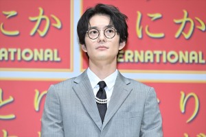 岡田将生、映画『ゆとりですがなにか インターナショナル』完成報告会見に登場