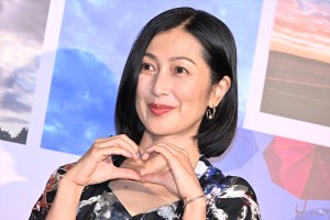鶴田真由、映画『夜が明けたら、いちばんに君に会いにいく』“いちばんに夜きみに会いにいく”舞台挨拶付き最速上映会に登場