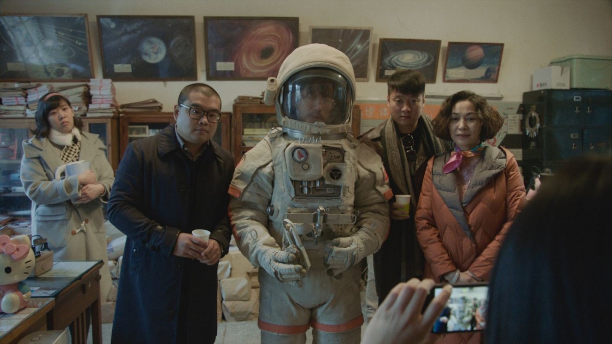 UFO雑誌編集長が宇宙服でロバに？　映画『宇宙探索編集部』新ポスター＆場面写真解禁