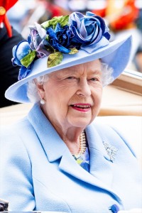 英キャサリン妃、エリザベス女王のイヤリングを付けて命日の式典に参加