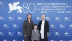 第80回ヴェネチア国際映画祭　フォトコールに登場した（左から）森山未來、塚尾桜雅、塚本晋也監督