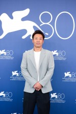 第80回ヴェネチア国際映画祭フォトコールに登場した小坂竜士