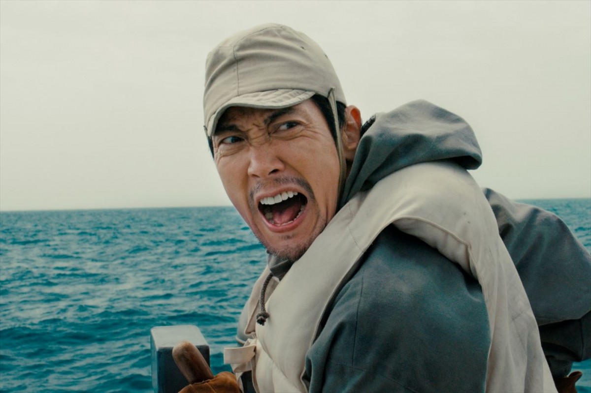 『ゴジラ‐1.0』圧巻のゴジラ全身ビジュアル到着！　神木隆之介、浜辺美波らの場面写真15点解禁