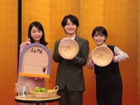 NHK　連続テレビ小説バトンタッチセレモニーに登場した（左から）趣里、神木隆之介、浜辺美波