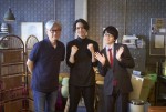 『ノッキンオン・ロックドドア』に出演した（左から）松村北斗・西畑大吾、メイン監督の堤幸彦