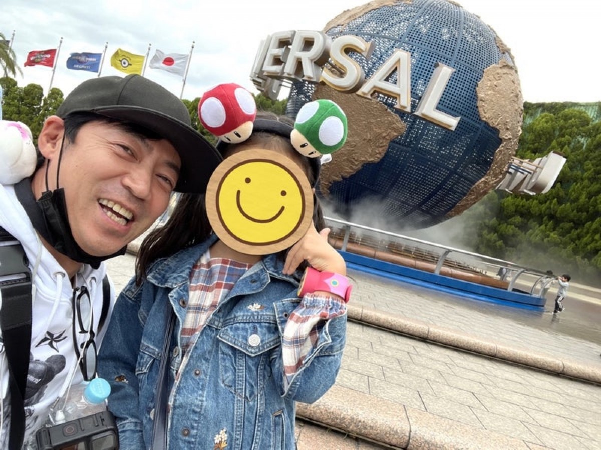 東貴博、USJで8歳長女との"ラブラブ親子ショット"披露「嬉しそうなおっさんの顔」