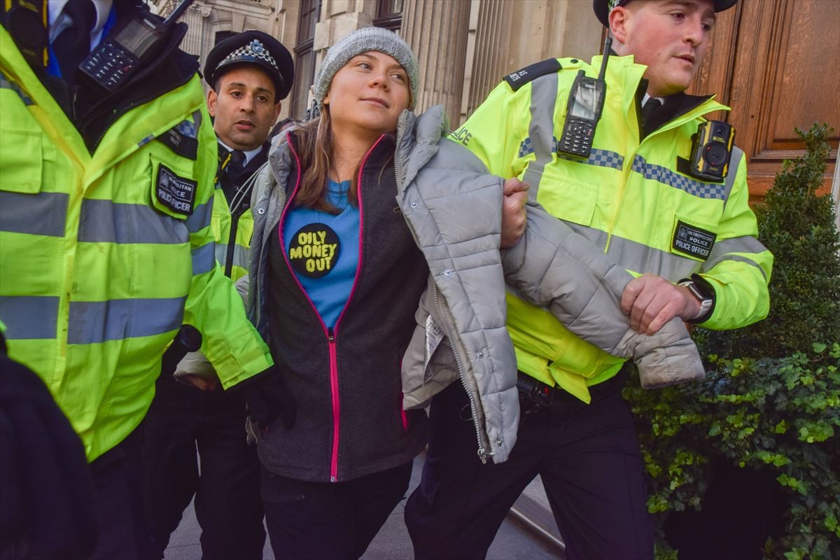 気候活動家グレタ・トゥーンベリさんがまたもや警察に拘束 英国でオイルマネー抗議活動中に