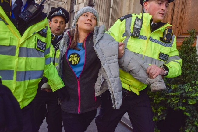 気候活動家グレタ・トゥーンベリさんがまたもや警察に拘束 英国でオイルマネー抗議活動中に