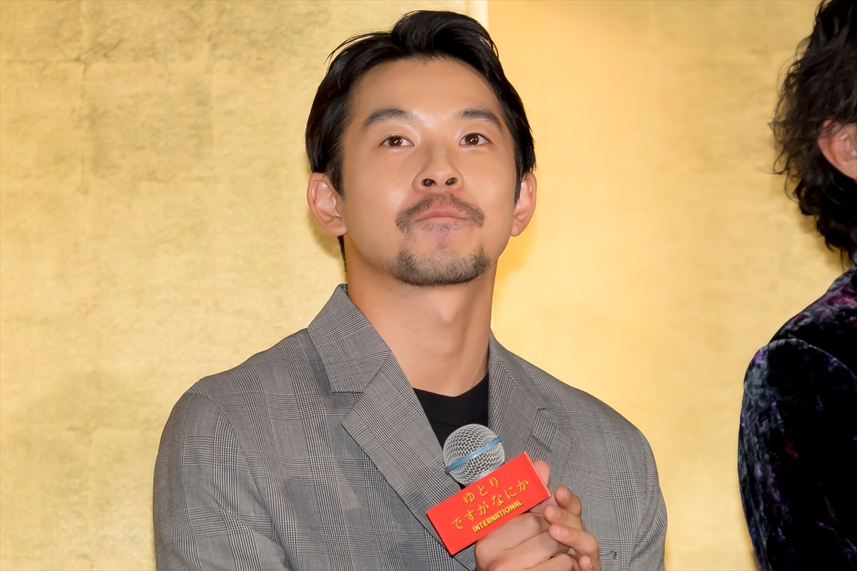 岡田将生、人生初の舞台あいさつMCに挑戦　松坂桃李の言葉に涙見せる