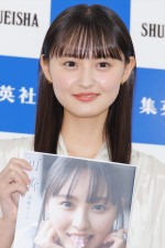 乃木坂46・遠藤さくら、1st写真集『可憐』発売記念会見に登場