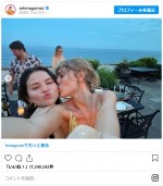 セレーナ・ゴメス＆テイラー・スウィフト、すっぴん自撮りにファン歓喜！　「何度も見ちゃう」「史上最高にアイコニックな2人」　※「セレーナ・ゴメス」インスタグラム