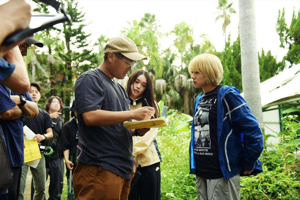 殺し屋女子のアクション映画『ベイビーわるきゅーれ』、待望の続編決定！　現場スチールと監督＆キャストコメントが到着