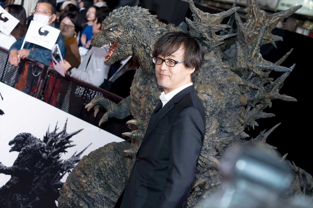 神木隆之介＆浜辺美波、歌舞伎町のレッドカーペットに降臨　“巨大ゴジラトラック”も登場