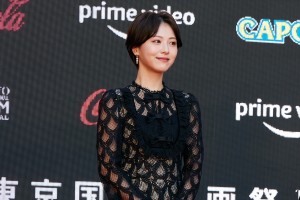 「第36回東京国際映画祭」オープニングレッドカーペットに登場した浜辺美波