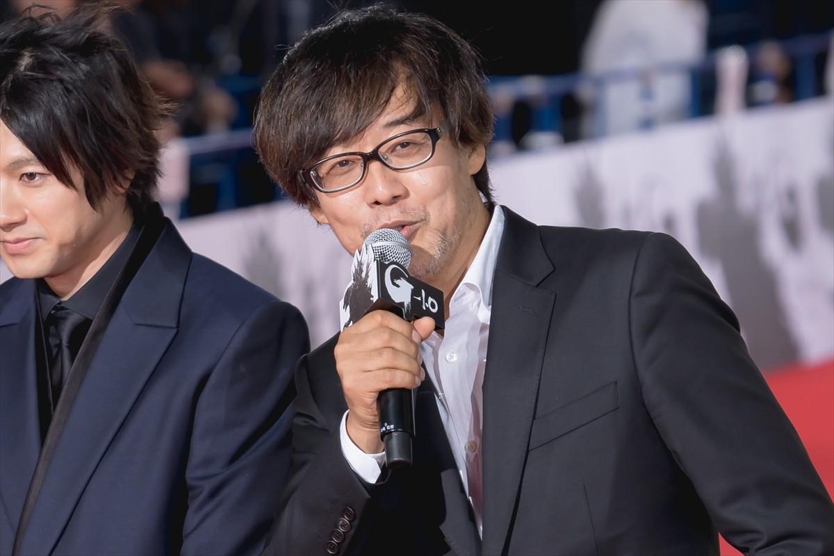 神木隆之介＆浜辺美波、歌舞伎町のレッドカーペットに降臨　“巨大ゴジラトラック”も登場