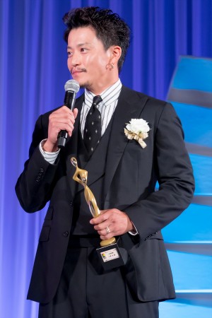 小栗旬、『東京ドラマアウォード2023』授賞式に登場