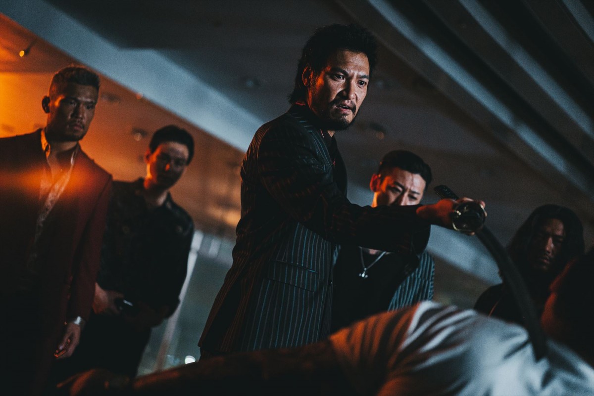 マ・ドンソク主演『犯罪都市』“やりすぎ”最強刑事の前に2人の極悪ヴィランが！　日本版ビジュアル＆場面写真公開