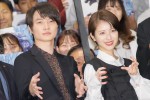 映画『ゴジラ-1.0』初日舞台あいさつに登壇した（左から）神木隆之介、浜辺美波