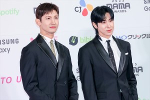 東方神起、レッドカーペットで新曲をネタバレ！　チャンミン＆ユンホが目を合わせながらダンス＜2023 MAMA AWARDS＞