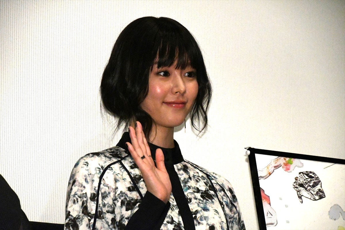 唐田えりか、“芋ちゃん、唐ちゃん”の仲の芋生悠から「陽気キャラ」を明かされ照れ笑い