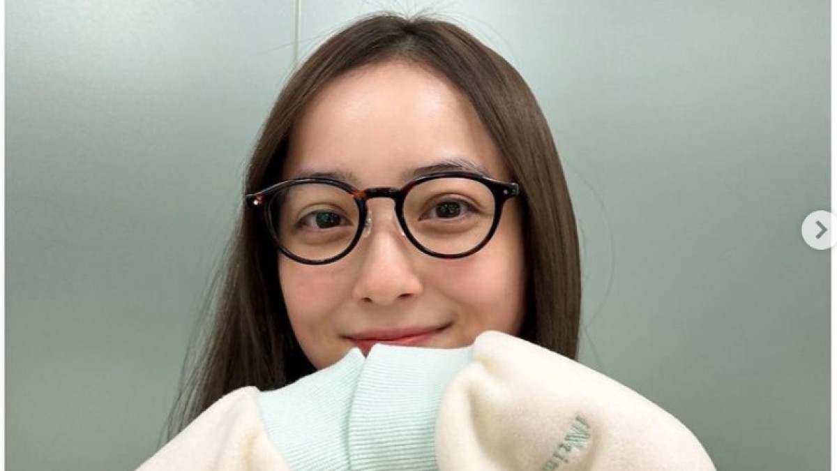 佐々木希「急ぎの時はとりあえずメガネとリップのみ」 美しすぎるオフ