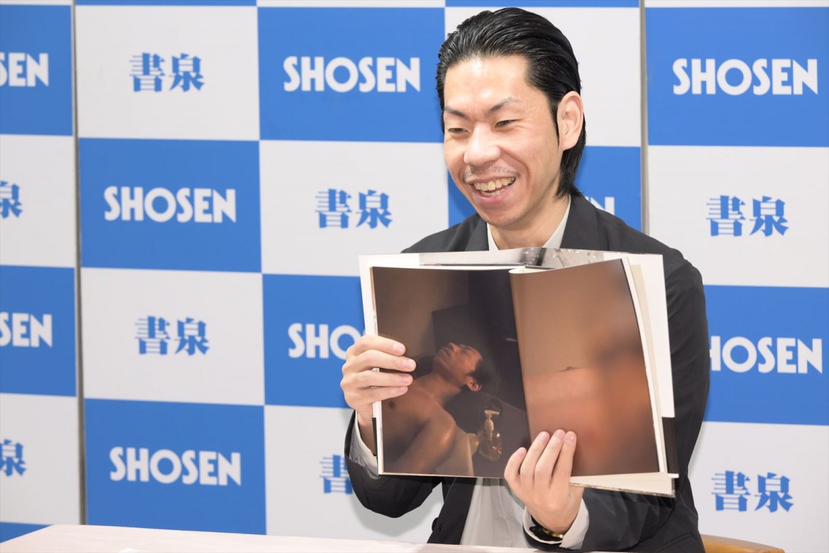 グラビア大好きな呂布カルマ、ついに自身の写真集発売！　インドで“地獄”の撮影も
