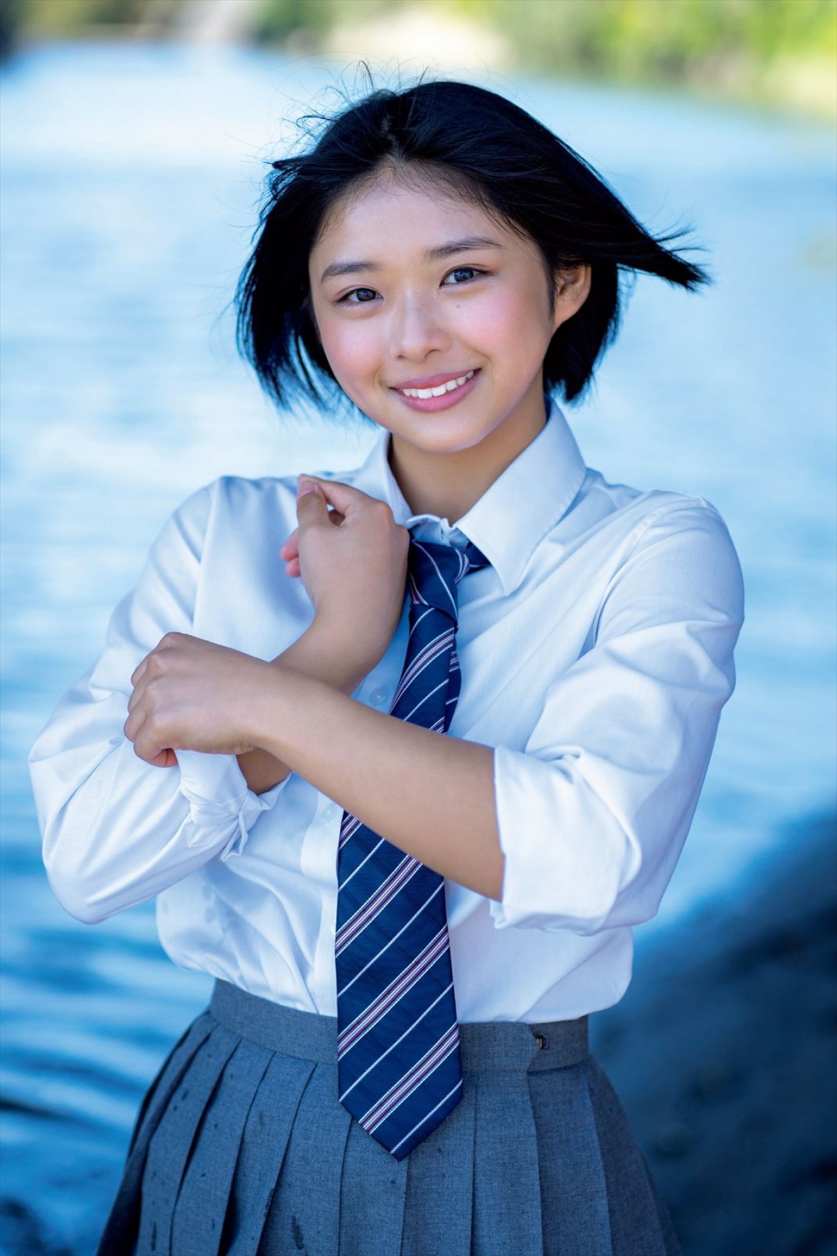 “二刀流グラドル”東雲うみ、メガネ女子に変身し誘惑ショット
