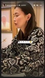 黙々と鍋にスマホを向ける真顔のハセキョー　※「長谷川京子」インスタグラムストーリーズ