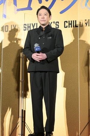 阿部サダヲ、映画『シャイロックの子供たち』 完成披露舞台挨拶に登場