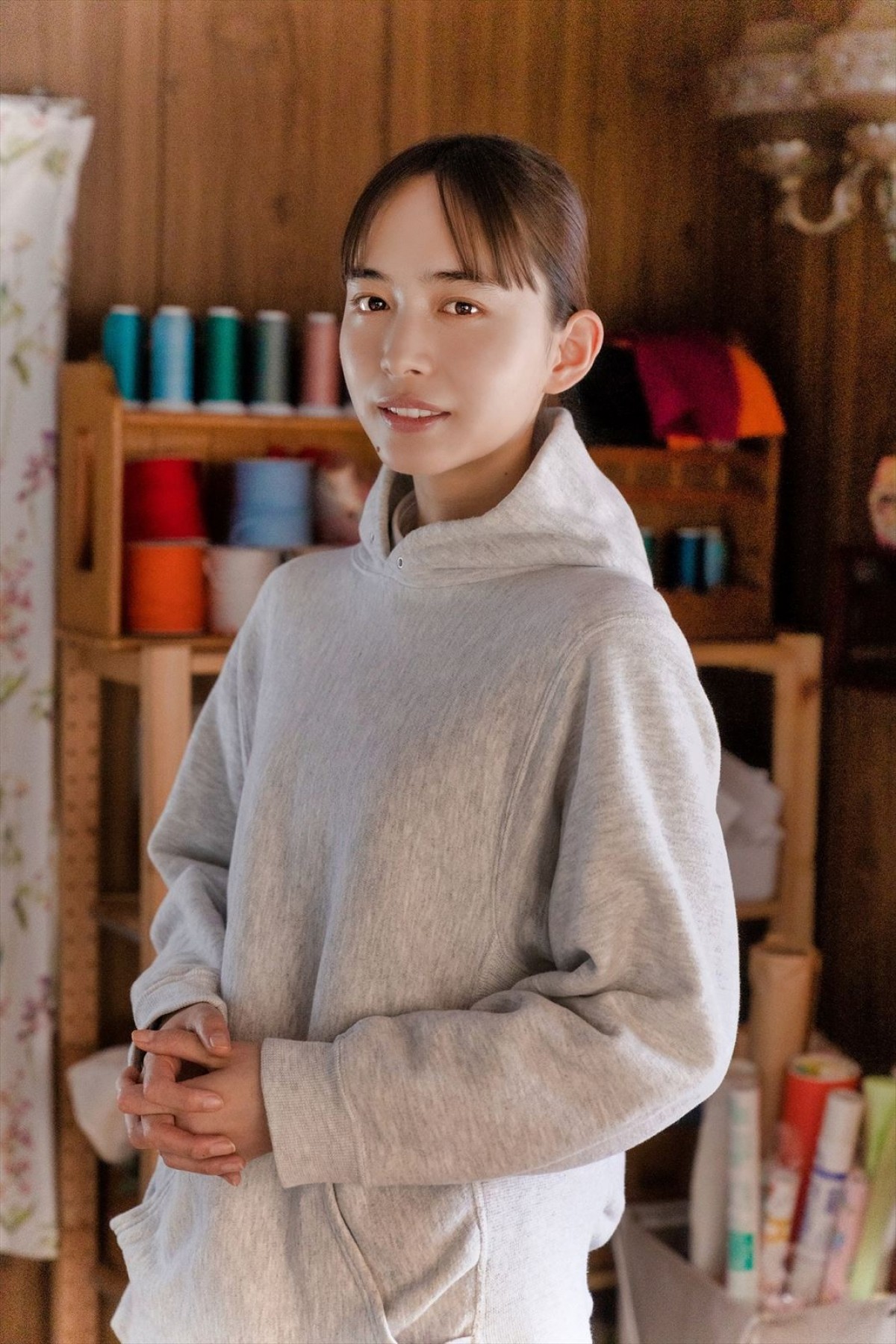 井桁弘恵×武田真治が“地味な田舎女子”と“ドラァグクィーン”に　新ドラマ『自由な女神』、3月スタート