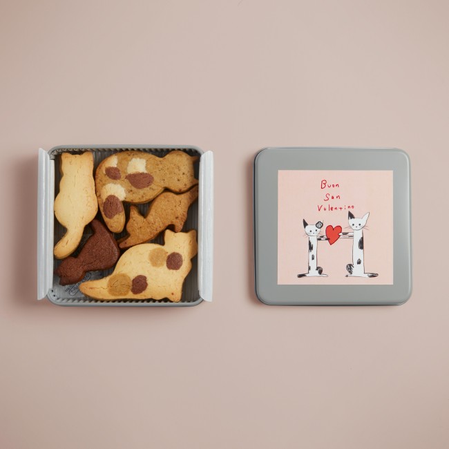 バレンタイン限定の「猫クッキー缶」登場！　三毛猫がハートをプレゼントしている姿をデザイン