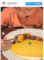 【写真】青木裕子、ナイナイ矢部との7歳次男とランチ　「撮ってくれました〜」全身ショットも