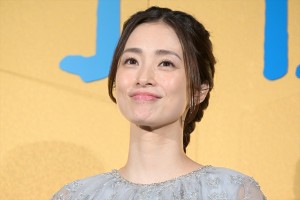 上戸彩、映画『シャイロックの子供たち』 完成披露舞台挨拶に登場