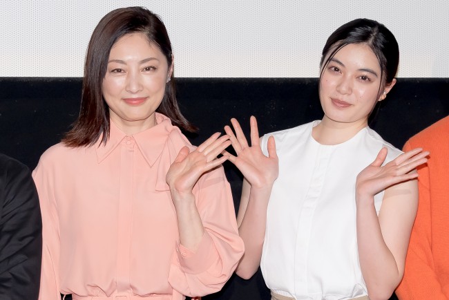 (左から)常盤貴子、吉田美月喜