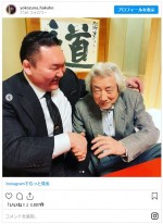 宮城野親方と小泉氏、熱い握手　※「元白鵬・宮城野親方」インスタグラム