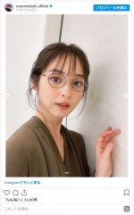 佐々木希のメガネ＆ワンピースショット ※「佐々木希」インスタグラム