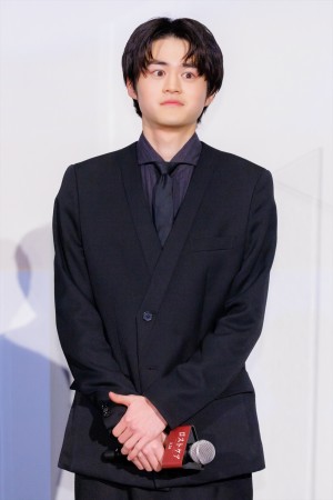 鈴鹿央士、映画『ロストケア』完成披露舞台挨拶に登場