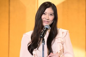 篠原涼子、2023年 エランドール賞 授賞式に登場