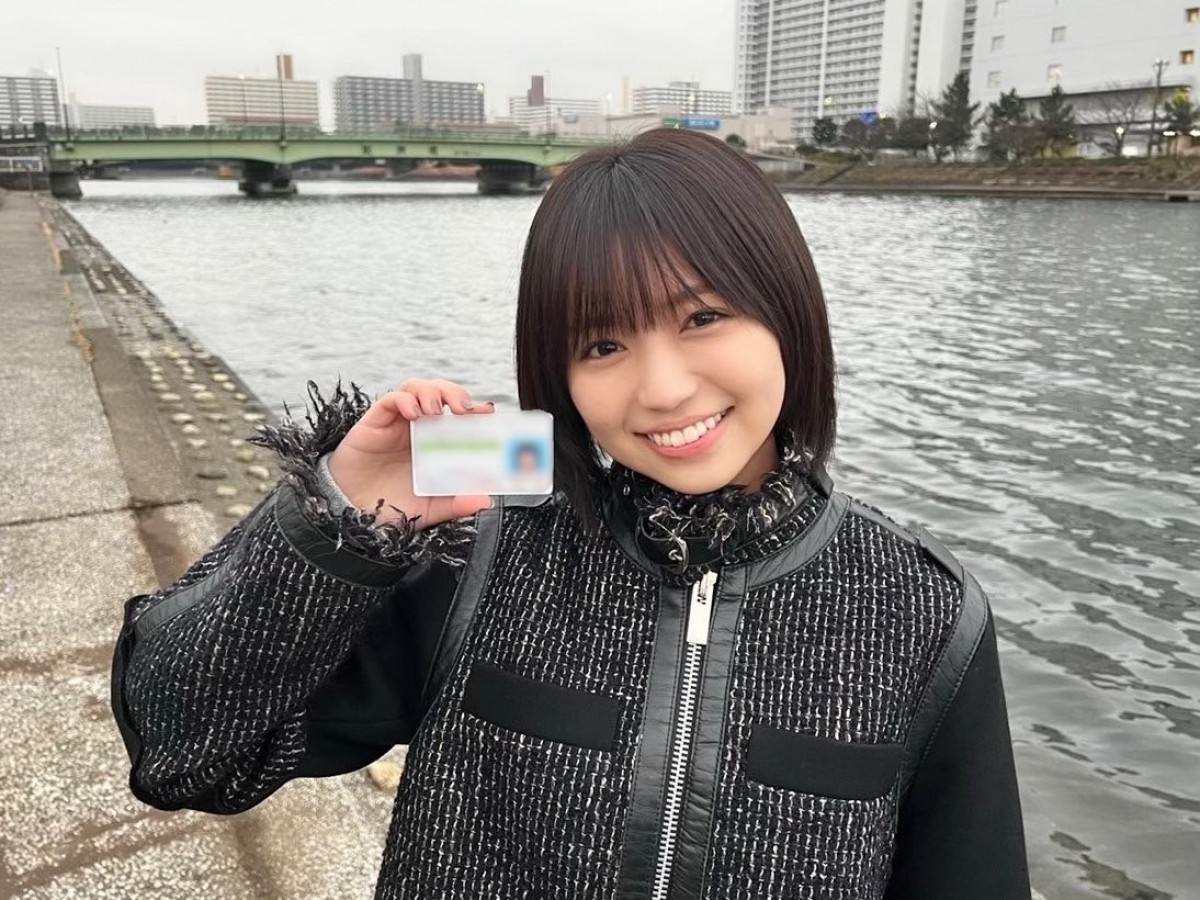 MT自動車免許を取得し、笑顔を見せる大原優乃　※「大原優乃」ツイッター