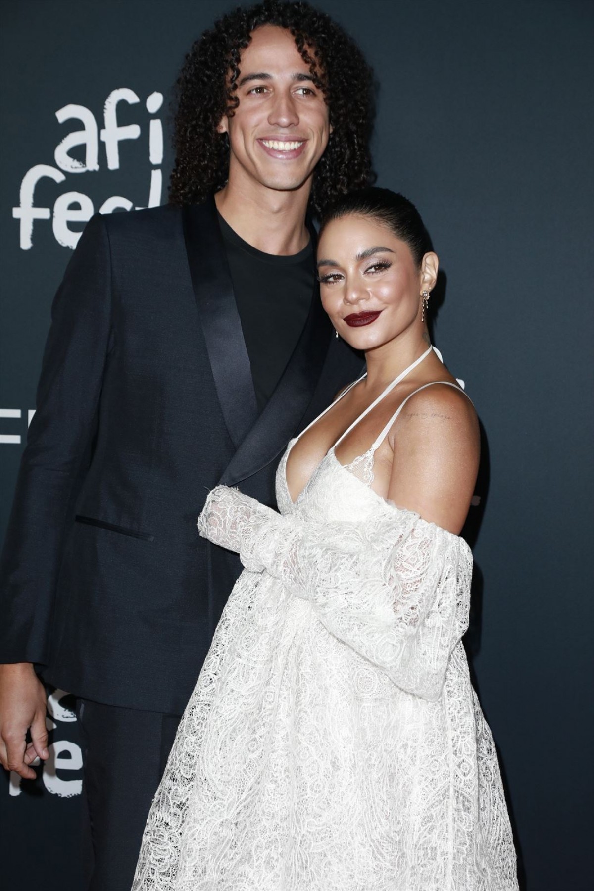 ヴァネッサ・ハジェンズが婚約を公表　ダイヤのリングをお披露目
