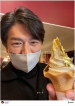 ソフトクリームを楽しむ高橋克典 ※「高橋克典」ブログ