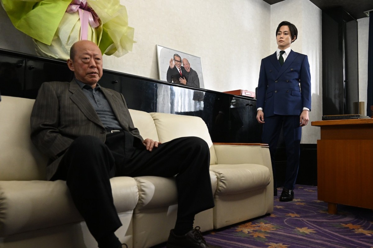 『罠の戦争』第4話　“鷲津”草なぎ剛、後援会長と対面　懐に入り込むためほん走