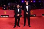 第73回ベルリン国際映画祭のレッドカーペットに登場した（左から）、映画『＃マンホール』熊切和嘉監督、主演・中島裕翔