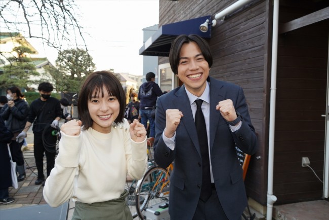 芳根京子&重岡大毅、ドラマ『それってパクリじゃないですか?』笑顔のクランクイン