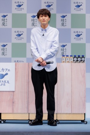 モグライダー・芝大輔、「綾鷹」新製品発表会に登場