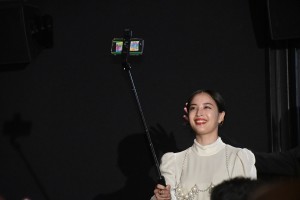 広瀬すず、『映画 ネメシス 黄金螺旋の謎』初日舞台挨拶に登場