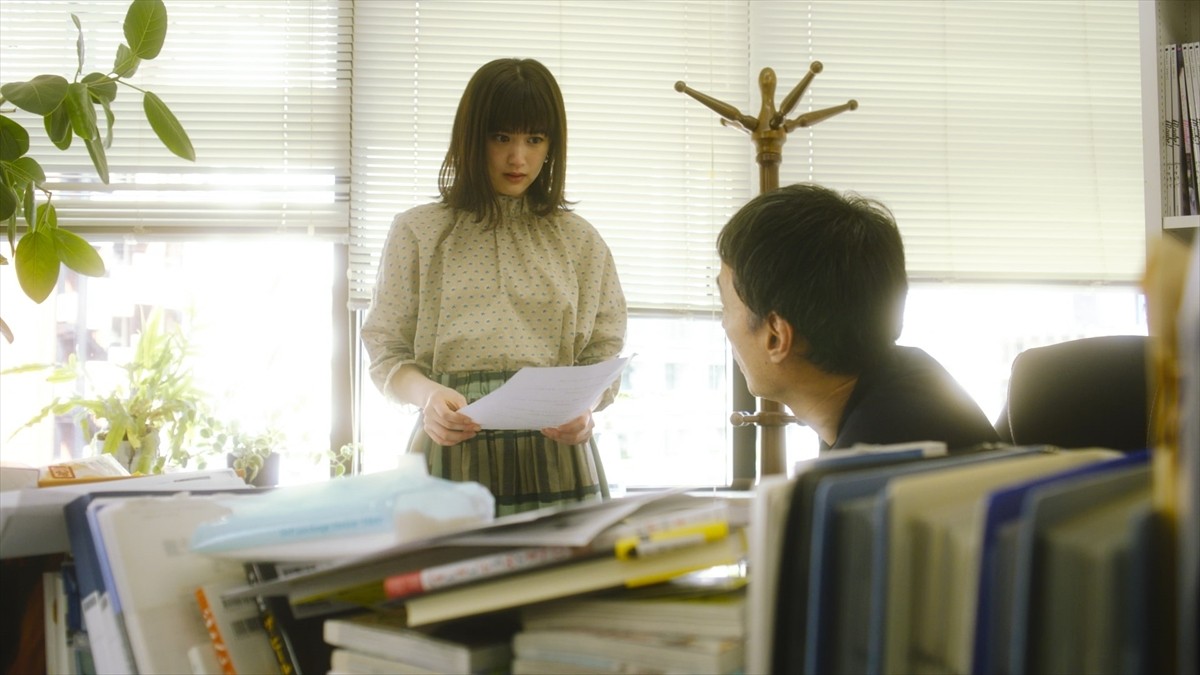 宮沢氷魚×小西桜子、発達障害の特性を持つ画家と編集者の純愛　『はざまに生きる、春』恋のもどかしさを映した場面写真