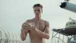 映画『逆転のトライアングル』写真を撮るカール