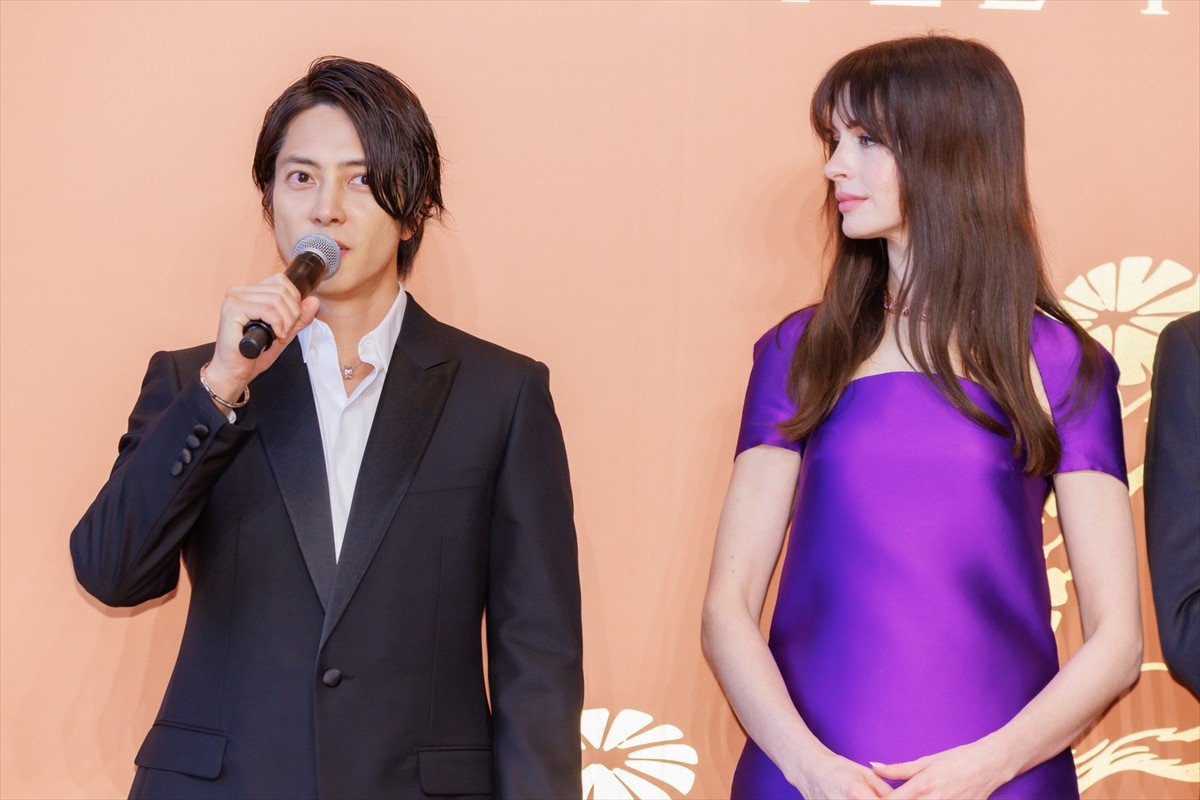 アン・ハサウェイ、11年ぶり来日で超絶スタイル披露　Koki，＆森星＆山下智久と美競演