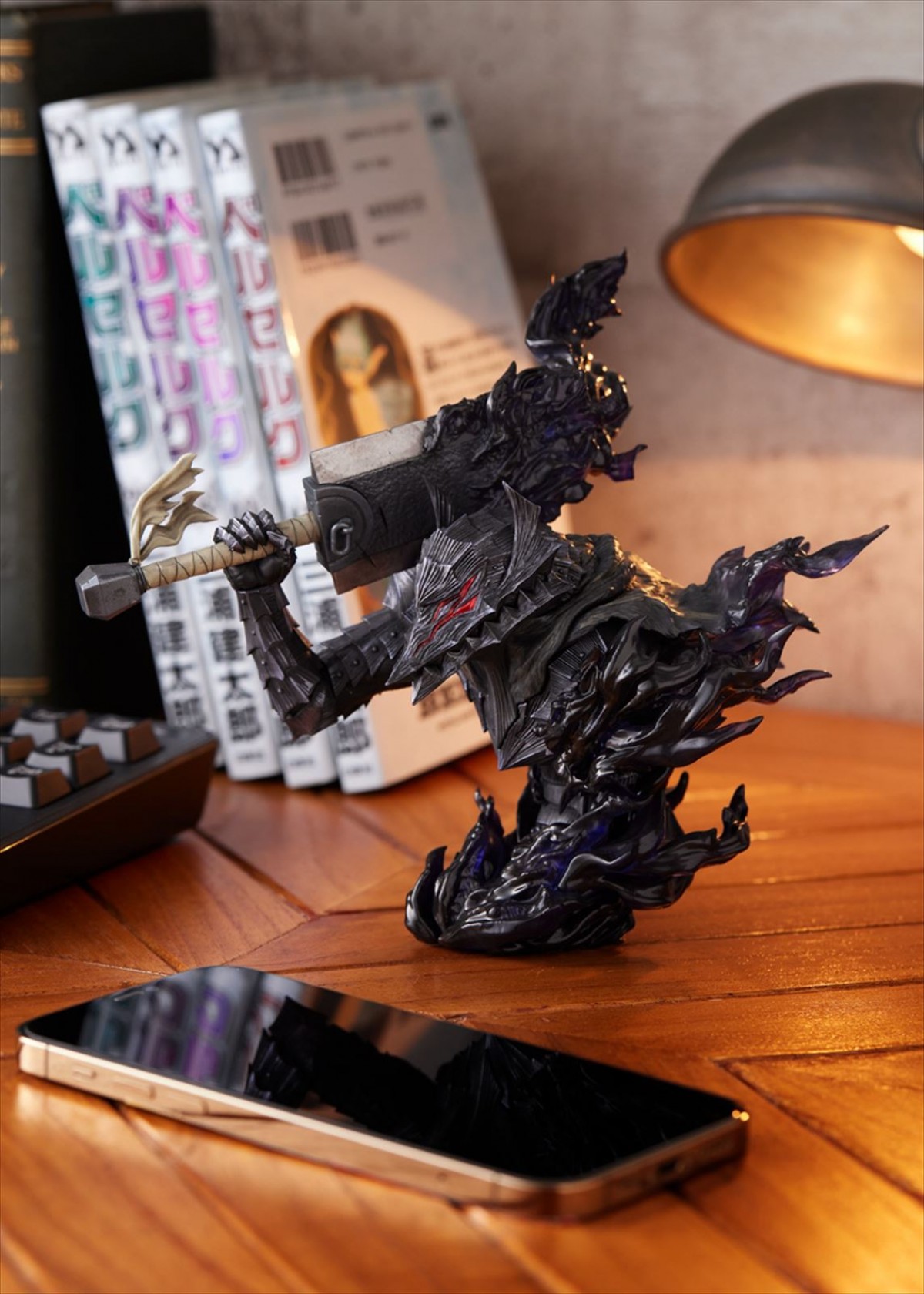 大人気ダークファンタジー『ベルセルク』、最新42巻9.29発売決定！　ガッツの胸像フィギュア付き特装版も予約受付開始